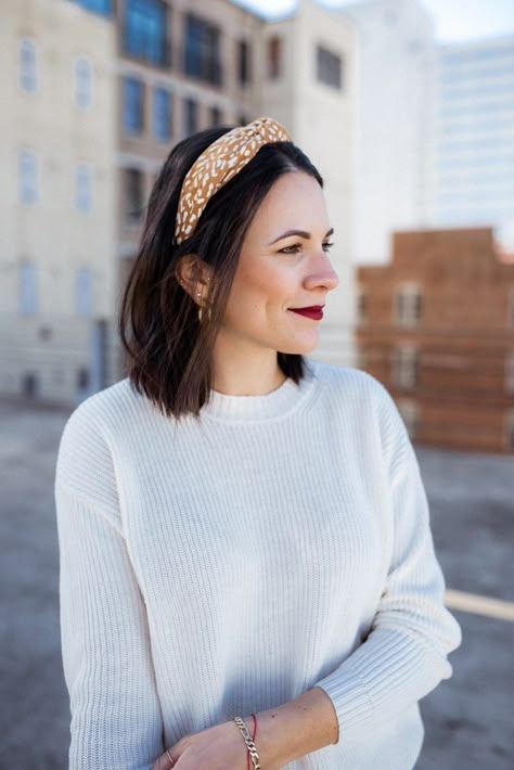 How To Wear A Headband - Here's How To Wear This Popular Hair Trend Cute Headband Hairstyles, Wearing A Headband, Wear A Headband, Hairband Hairstyle, How To Wear Headbands, Headband Outfit, Instagram Help, Cute Headbands, Penteado Cabelo Curto