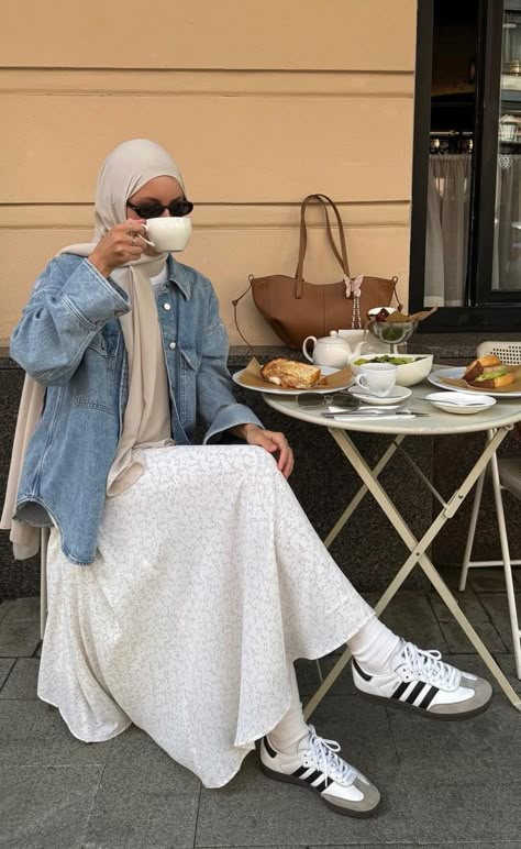 Hijab Outfit With Sneakers, Hijab Pants Outfit, Spring Outfits Hijab Modest Fashion, Hijabi Outfits Casual Modest Fashion, Japan Autumn Outfit, Hijab Streetwear, Muslimah Fashion Casual, Hijab Fashion Summer, Muslimah Outfit