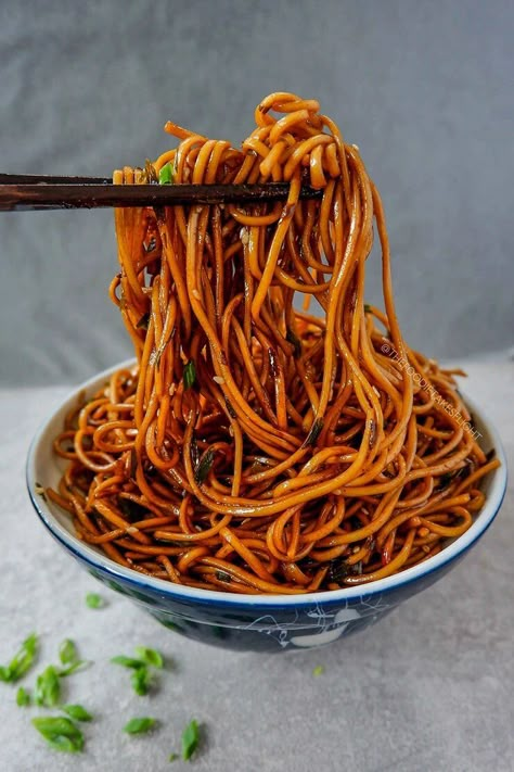 Vegan Noodles Recipes, Tasty Noodles Recipe, Scallion Oil, Oil Noodles, Scallions Recipes, Noodle Restaurant, Vegan Noodles, Wheat Noodles, Noodle Recipes Easy