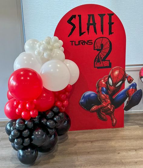 Mini set ups are still so effective in small spaces 🕷️ The Avengers Birthday Party, Spidey Party, Spiderman Theme Party, Avengers Birthday Party, Spiderman Decorations, Kids Painting Party, Spiderman Theme, Avenger Birthday Party, Spiderman Birthday Party