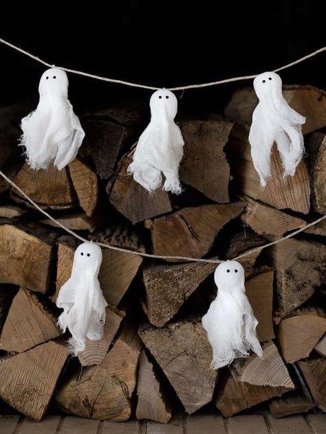 halloween ghosts crafts Halloween Ghost Craft, Ghost Garland, Garland Fireplace, Fall Garlands, Diy Ghost, Ghost Crafts, Minimalist Halloween, Ghost Diy, Halloween Mantel