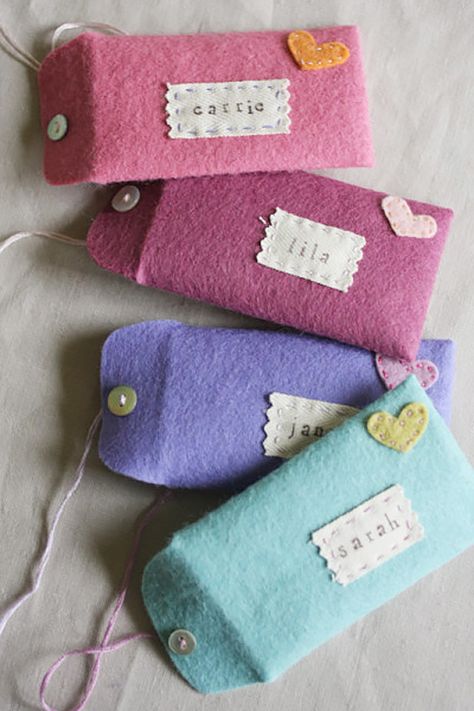 76 Crafts To Make and Sell - Easy DIY Ideas for Cheap Things To Sell on Etsy, Online and for Craft Fairs. Make Money with These Homemade Crafts for Teens, Kids, Christmas, Summer, Mother’s Day Gifts. |  Felt Envelopes  |  diyjoy.com/crafts-to-make-and-sell Felt Envelopes, Felt Envelope, Valentines Envelopes, Saint Valentin Diy, Valentines Bricolage, Felt Bags, Felt Patterns, Crafts To Make And Sell, Creation Couture