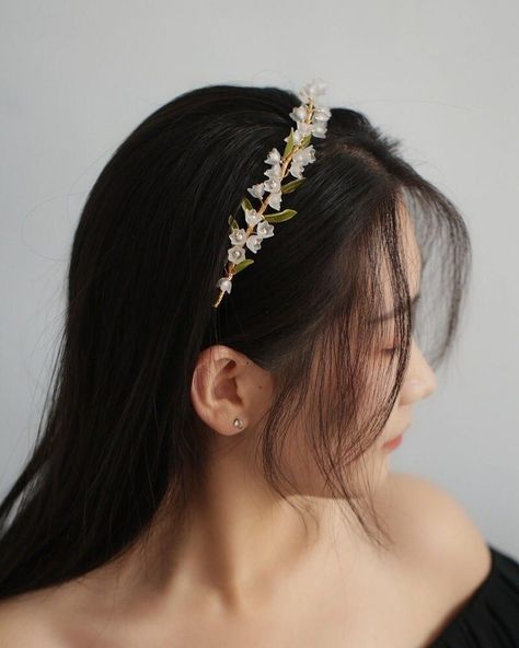 Chic and Elegant: Hair Band Hairstyles You'll Love Princess Hair Accessories, Hair Band Hairstyles, Princess Wedding Hair, White Hairband, Handmade Hairband, White Flower Headband, Band Hairstyles, Hairband Hairstyle, Pearl Hair Accessories