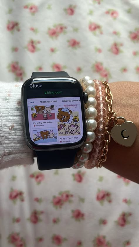 Coquette Apple Watch, Apple Watch Wallpaper Ideas, Apple Watch Aesthetic, Aesthetic Apple Watch, Apple Ecosystem, Fashion Design Classes, Aesthetic Objects, School Bag Essentials, Steve Lacy