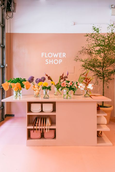 Mansur Gavriel's flower shop in their all pink Soho store Flower Shop Interiors, Showroom Ideas, Flower Shop Decor, Flower Cafe, Flower Shop Design, Flowers Shop, Flower Boutique, Flower Store, Design Blogs