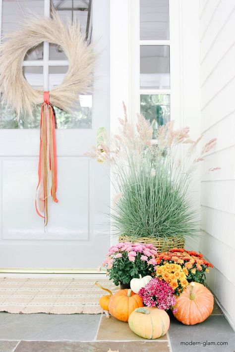 Minimalist Fall Porch, Simple Fall Porch Decor, Easter Porch Decor, Mums In Pumpkins, Outdoor Fall Decor Ideas, Grass Wreath, Fall Porch Decor, Fall Mums, Fall Front Porch Decor