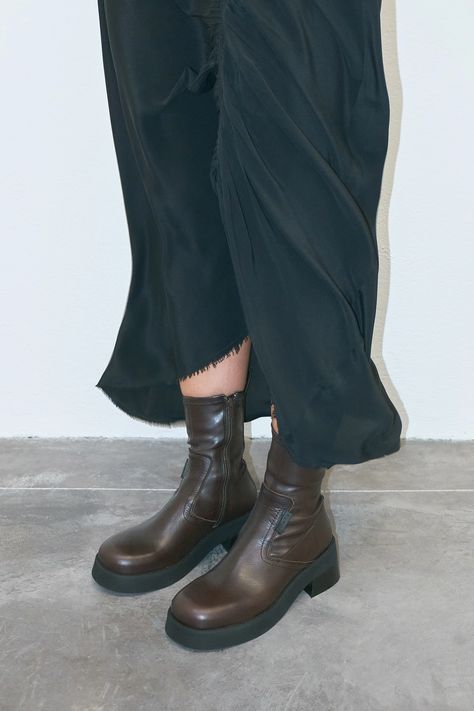 Brown Ankle Boots, Designer Boots, Chelsea Boot, Black Skirt, Black Ankle Boots, Low Key, Brown Boots, Low Heels, Calf Leather