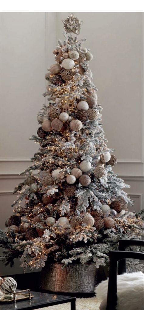 2023 Tree Trends, Neutral Metallic Christmas Tree, Pewter Christmas Tree Decorations, Winter Christmas Tree Decorations, Christmas Tress Decor Ideas, Popular Christmas Tree Themes 2023, Modern Flocked Christmas Trees Decorated, Neutral Flocked Christmas Tree, Neutral Color Christmas Trees