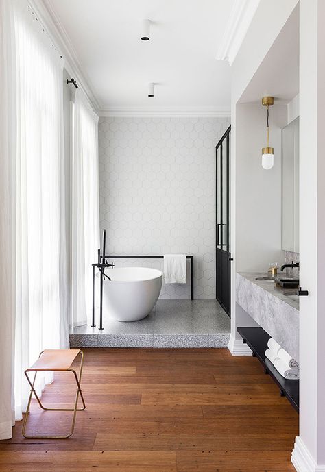 Contemporary bathroom with two levels by Arent & Pyke. Photo by Tom Ferguson Arent Pyke, Top Bathroom Design, Contemporary Bathroom Designs, Bad Inspiration, Wooden Floors, Bathroom Trends, Bathroom Design Luxury, Contemporary Bathrooms, Wooden Floor