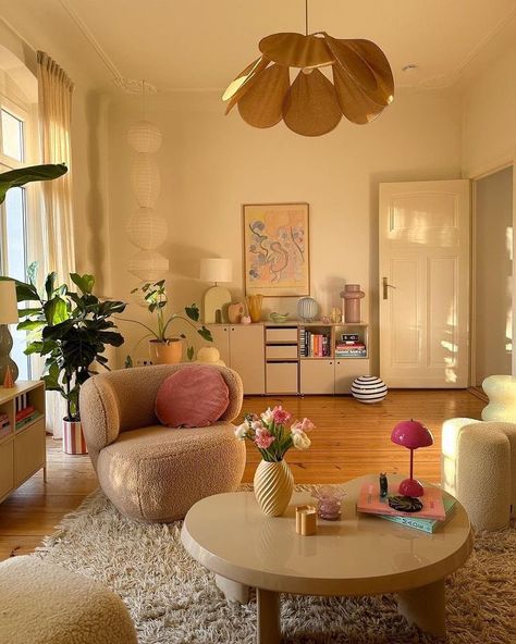 Colorful Plant Living Room, Cozy Colorful Apartment Aesthetic, Cali Apartment, School Apartment, Dc Apartment, Colourful Decor, Colorful Vibes, Nyc Apt, Girl Apartment