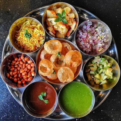 Indian Food Party, Easy Corn Recipes, Wedding Food Display, Indian Food Photography, Food Photography Dessert, Puri Recipes, Pani Puri, Soul Food Dinner, Food Experience