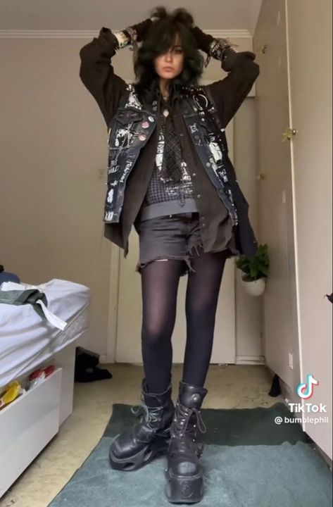 cr: @bumblephii on tiktok Alternative Fashion Masc, 80s Alt Fashion, Earthtone Aesthetic, Masc Goth Outfits, Emo Concert Outfit, Masc Goth, Non Binary Outfits, Battle Vest, Jewelry Alternative