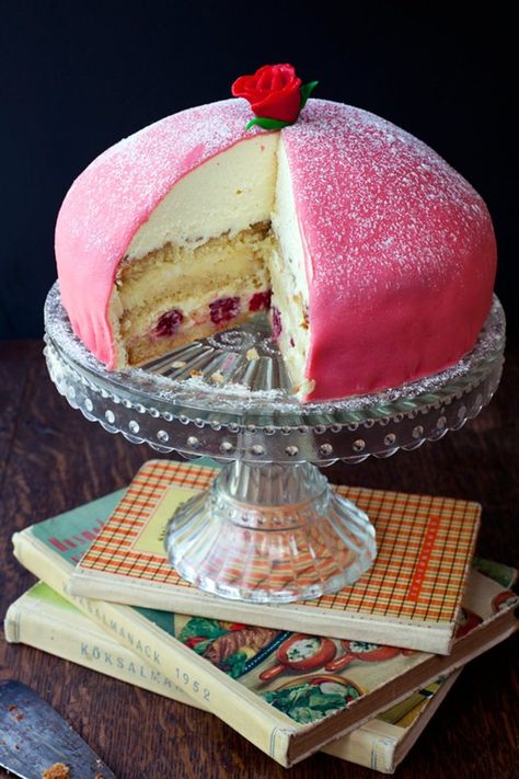 Swedish-Prinsess-Tarta_2 Swedish Princess Cake, British Bake Off Recipes, British Baking Show Recipes, Bake Off Recipes, Opera Cake, Great British Baking Show, Swedish Food, British Baking Show, Gateaux Cake