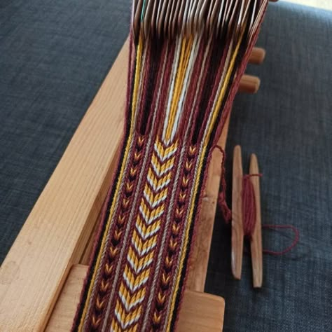 "Sunday fun and weaving day :)" Viking Tablet Weaving, Twin Crowns, Tablet Weaving Patterns, Band Weaving, Viking Reenactment, Inkle Weaving, Inkle Loom, Card Weaving, Weaving Ideas