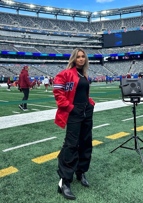 Wag Game Day Outfit, Cold Football Game Outfit Winter, Football Wife Outfit, Nfl Gameday Outfit, Winter Nfl Game Outfit, Winter Game Day Outfit Football Nfl, Cute Nfl Gameday Outfits, Cold Nfl Game Outfit, Nfl Wife Outfits Game Day