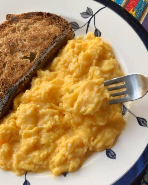 Perfect Scrambled Eggs, Yummy Alcoholic Drinks, Fat Loss Foods, Nyt Cooking, Healthy Food Motivation, Breakfast Dishes, Scrambled Eggs, Food Obsession, Egg Recipes