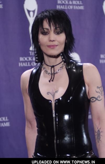 Joan Jett Joan Jett Style, Joan Jett 80s, Rock Hall Of Fame, Joan Jett And The Blackhearts, Joan Jett The Runaways, Bell Bottoms Jeans, Cherie Currie, Style Bangs, Swimsuit Vintage