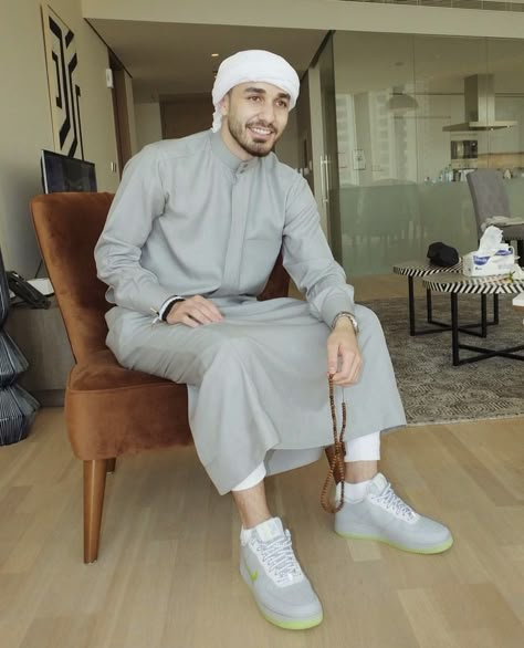 Arab Fashion Men, Thobe Mens Fashion, Thawb Dress For Men, Arab Outfit Ideas Men, Arab Mens Fashion, Eid Outfits Men, Muslim Men Outfit, Arabic Outfit Men, Mens Thobe Outfit