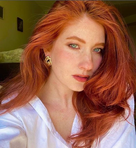 Follow @awesomeredhds02 and get more of the good stuff by joining Tumblr today. Dive in! 90s Supermodel Hair, 90s Supermodel Makeup, Supermodel Makeup, Eyebrows Redheads, Supermodel Hair, Redhead Makeup, Red Heads, 1990's Fashion, Makeup Style