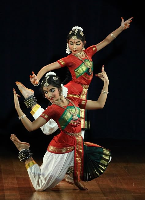 Krithika Krishna & Nishkala Ranjeev — at Rasika Ranjani Sabha Bharatanatyam Duet Poses, Bharatanatyam Poses Duo, Bharatnatyam Poses For 2 People, Bharatnatyam Duo Poses, Bharatnatyam Photoshoot, Arangetram Costumes, Duet Poses, Bharatnatyam Dress, Dance Duet Poses