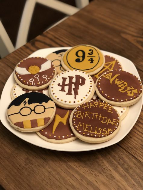 Harry Potter royal icing cookies for the birthday girl! Harry Potter Cakes Birthday Girl, Harry Potter Birthday Decorations, Harry Potter Cookies, Sage Risotto, Harry Potter Treats, Birthday Party Cookies, Butternut Squash And Sage, Gateau Harry Potter, Harry Potter Snacks