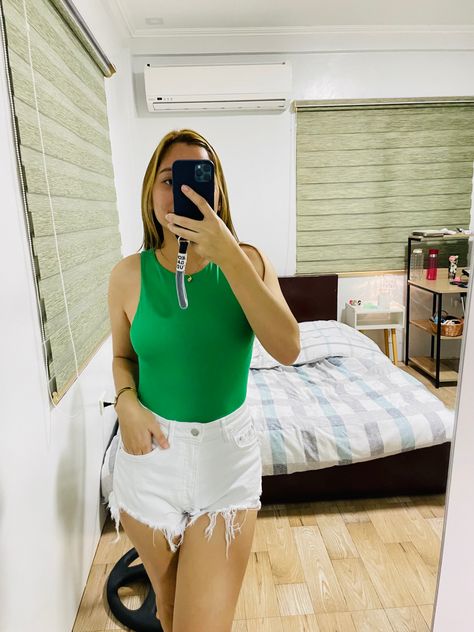 Body Verde, Stripped Tank Top, Zara Bodysuit, White Lace Shorts, Green Bodysuit, Outfit Zara, Ootd Ideas, Green Tshirt, Green And White