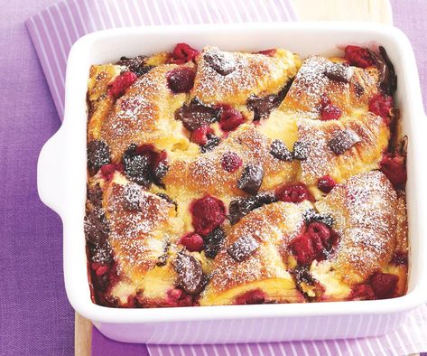 Raspberry Croissant, Brioche Pudding, Croissant Pudding, Raspberry Bread, Chocolate And Raspberry, Easy Puddings, Butter Pudding, Homemade Custard, Bread And Butter Pudding