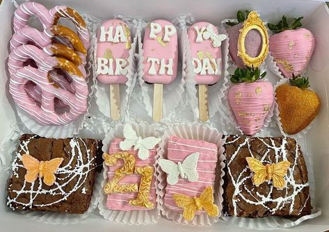 Happy Birthday Cakesicles Ideas, Birthday Treat Box Ideas, Birthday Desert, Chocolate Covered Desserts, Strawberry Box, Baking Conversions, Pretzel Treats, Birthday Box, Cookie Box