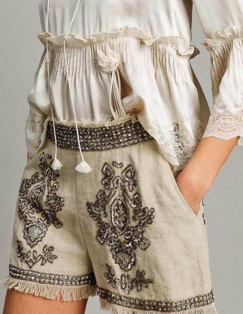 MUST HAVE: Discover all the novelties in TWIN-SET Spring Summer 2019 Women’s collection, and get inspired Boho Chic Clothing, Twinset Milano, Mode Boho, Boho Chic Outfits, Lace Dress Long, Twin Set, Leisure Time, Fashion Design Clothes, Custom Dresses