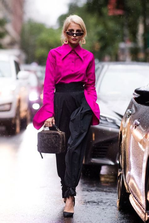 Neon Pink Shirts, Pink Street, New York Fashion Week Street Style, New Street Style, Nyfw Street Style, Women Fashion Edgy, Event Outfit, Fashion Footwear, Looks Street Style