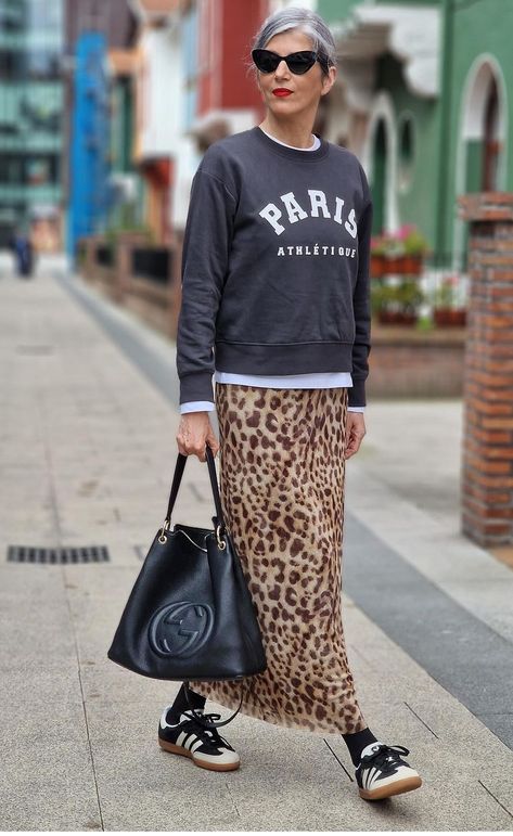 Leopard Skirt Outfits, Leopard Skirt Outfit 2024, Leopard Skirt Outfit Winter, Mum Outfits Mom Style, Leopard Print Skirt Outfit, Leopard Skirt Outfit, Mixing Prints Fashion, Look Adidas, Leopard Print Outfits