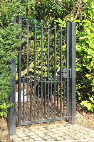 Side Yard Gate Wrought Iron, Wrought Iron Side Gates, Wrought Iron Fences And Gates, Garden Tuscany, Wooden Driveway Gates, Good Neighbor Fence, Iron Main Gate Design, Wrought Iron Gate Designs, Metal Driveway Gates