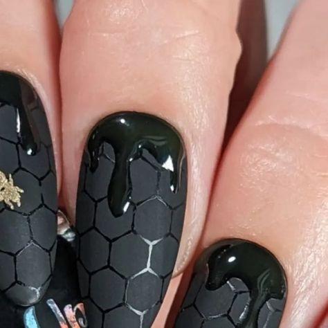 Tracey H on Instagram: "Bees for #GlamNailsChallengeMay24 . 

Whenever there is a chance to do a bee mani, I will always opt for the glossy on black matte. I just love the look of them with the pop of gold. This time I have some glossy honey drips too. 

Let me know what you think! 

@whatsupnails B058, "Neither Noir", "Go For Gild"
@clearjellystamper @originalclearjellystamper CjS-54 Stamping Plate, Stamper and Scraper 
@beetlesgelpolish La121, No Wipe Top Coat 

#BeeNailArt #BeeNails #GlossyOnMatte #GlossyOnMatteNails #MatteMani #MatteNails #HoneyNails #HoneyNailArt #NailInspo #NailArtInspo" Black Bee Nails, Honey Bee Nails, Nail Stamping Ideas, Honey Nails, Bee Nail Art, Dark Nail Art, Short Round Nails, Bee Nails, Matte Black Nails