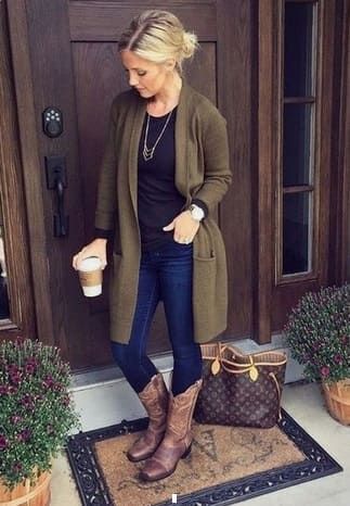 Teacher Work Outfit, Cowboy Boot Outfits, Mode Tips, Looks Country, Winter Closet, Summer Work Outfits, Mode Casual, Fall Outfits For Work, Cardigan Outfits