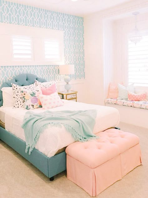 Light Purple And Turquoise Bedroom, Teal And Pink Teen Bedroom, Teal Girl Room, Teal And Pink Girls Bedroom, Light Pink And Blue Room, Pink And Teal Room, Pink And Turquoise Girls Room, Blue And Pink Room Aesthetic, Aqua And Pink Bedroom