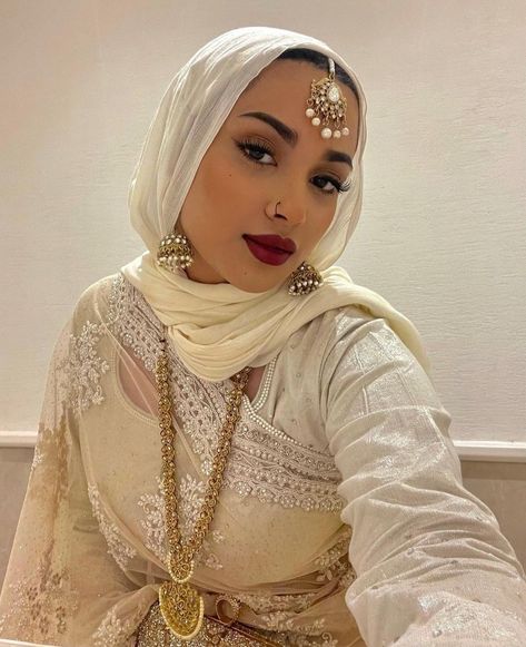 Saree With Turban Hijab, Desi Hijabi Wedding, Hijabi Saree Aesthetic, Hijabi In Saree, Hijab For Saree, Muslim Saree Hijab Fashion, Hijab On Saree, Pakistani Hijabi Girl, Saree With Hijab Ideas