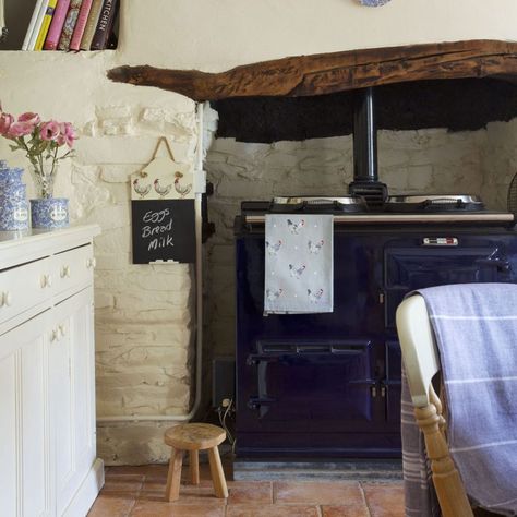 9 things only AGA owners know to be true | Ideal Home Aga Kitchen, 25 Beautiful Homes, Aga Cooker, Cottage English, Wood Kitchens, Cosy Kitchen, English Kitchens, Country Kitchens, Cottage Kitchens