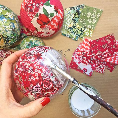 Liberty Christmas, Christmas Fabric Crafts, Fabric Balls, Xmas Baubles, Christmas Crafts For Kids To Make, Liberty Tana Lawn, Quilted Christmas Ornaments, Liberty Of London Fabric, Fabric Ornaments