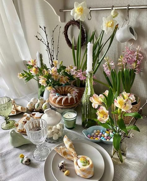 Easter tabling Easter Decorations Aesthetic, Aesthetic Easter Wallpaper, Easter Dinner Decor, Wedding Dresses Garden, Easter Teens, Easter Hosting, Garden Decorations Ideas, Easter Egg Activities, Easter Aesthetic