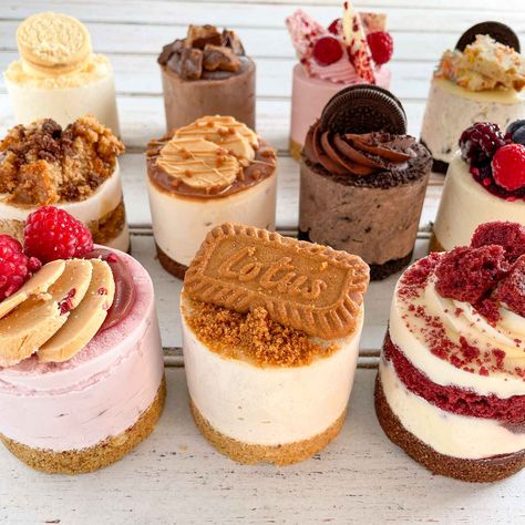 Mini Cheesecake Packaging Ideas, Cheesecake Food Truck, Mini Cheesecakes Aesthetic, Mini Cheesecake Packaging, Dessert Box Mini, Packaging Cheesecake, Cheese Cakes Design, Variety Cheesecake, Birthday Pastries