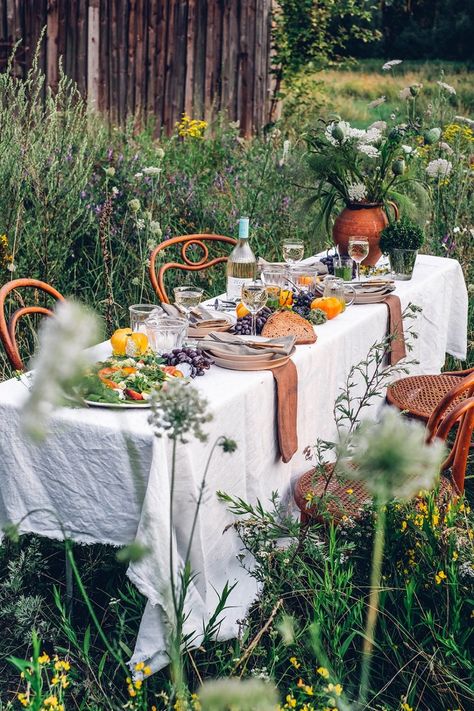 Join our Spring Tale Workshop – May 20th-24th 2024 Deco Champetre, Peach Salad, Food Stories, Outdoor Dinner, Summer Gathering, Mesa Exterior, Summer Salads, Garden Lighting, Country Living