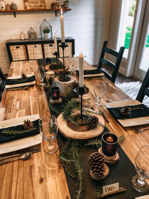 Fine Dining Table Decor, Wood Table Christmas Decor, Modern Christmas Dining Table Decor, Dinning Room Christmas Decorations, Modern Christmas Table Centerpieces, Wood Table Setting, Winter Dining Table, Christmas Dinner Table Decorations, Xmas Dinner Table