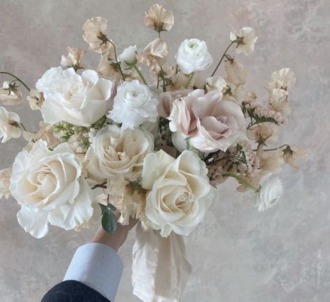 Champagne Wedding Flowers, Dream Wedding Decorations, Bridal Bouquet Flowers, Cream Wedding, White Wedding Bouquets, Neutral Wedding, Floral Arrangements Wedding, Champagne Wedding, Wedding Flower Arrangements