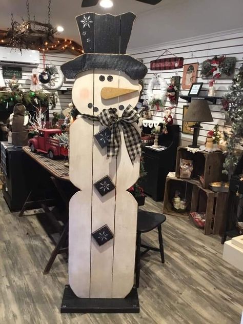 Yard Signs Wooden Christmas, Wooden Snowman Ideas, Outdoor Wooden Snowman, Wood Snowman Diy Front Porches, Winter Wooden Crafts, Snowman Pallet Ideas, Wooden Snowmen Diy Front Porches, Wooden Snowman Diy Front Porches, Wood Pallet Christmas Projects