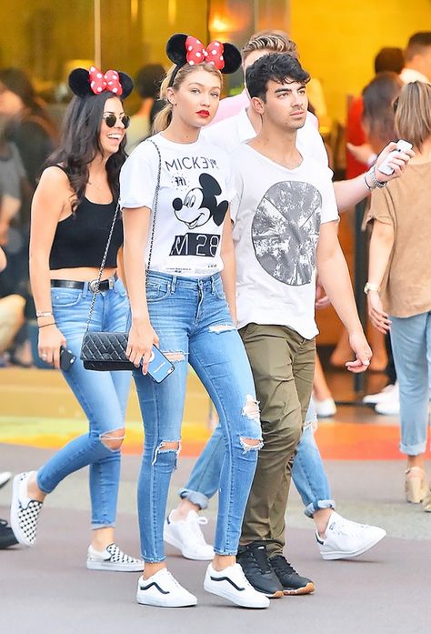 Gigi Hadid wears a graphic t-shirt, distressed skinny jeans, Vans sneakers, a Chanel bag, and mouse ears Estilo Vans, Disney Outfits Women, Theme Park Outfits, Cute Disney Outfits, Gigi Hadid Outfits, Off Duty Outfits, Disney World Outfits, Disneyland Outfits, Cody Simpson