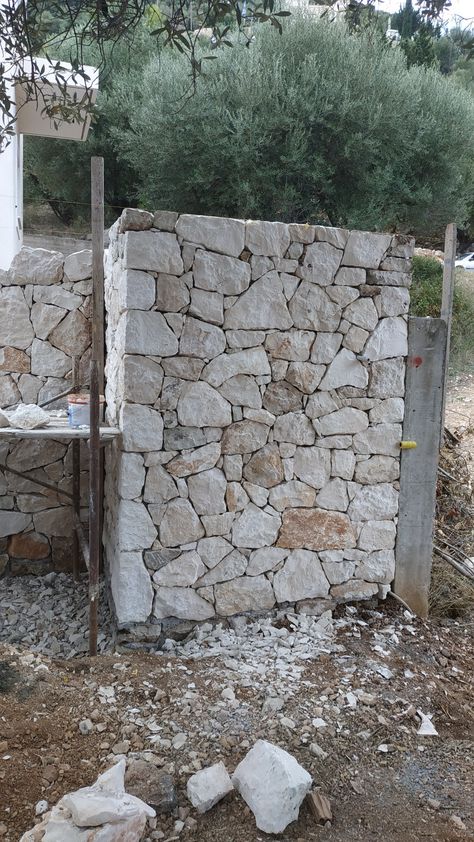 Building A Stone Wall, Stone Walls Garden, Compound Wall Design, Stone Wall Design, Stone Landscaping, Stone Retaining Wall, Landscaping Retaining Walls, Natural Stone Wall, Stone Stairs