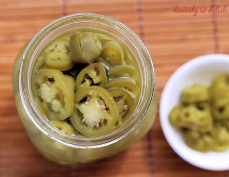 Pickled Jalapeno Recipe, Candied Jalapenos, Toples Kaca, Lemon Cream Pies, Pig In Mud, Pickled Jalapeño, Quick Pickled, Jalapeno Recipes, Refrigerator Pickles