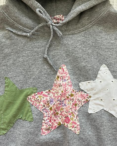 3 stars pink and green sweatshirt! 💗💚💗 Star Patchwork Hoodie, Sweatshirts With Patches, Embroidered Sweatshirts Diy, Patch Work Sweatshirt Diy, Hand Stitched Sweatshirt, Diy Patchwork Hoodie, Patch Work Hoodie, Diy Hoodie Design, Hoodie With Patches