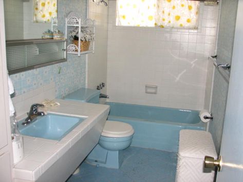 Blue Bathtub Bathroom Ideas, Blue Tub Bathroom Ideas, Blue Tub Bathroom, Bathroom Ideas Budget, Vintage Blue Tile Bathroom, Blue Vintage Bathroom, Diy Small Bathroom Ideas, Blue Bathroom Remodel, Retro Vintage Bathroom