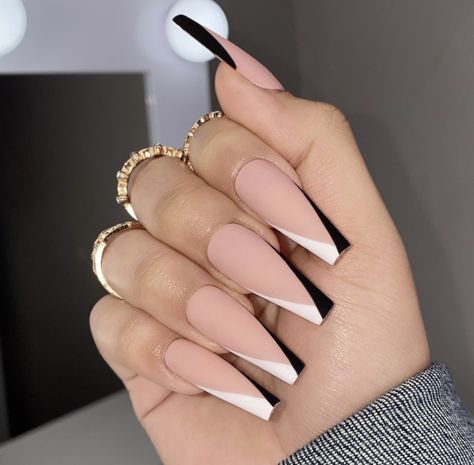 French Tip Designs Coffin Shape, New Year Nails Coffin, Neutral Nails Acrylic Coffin Long, Manicure Ideas Coffin, Easy Elegant Nails, Long French Nail Designs, V Design Nails, French Nail Coffin, Black And White Nails Coffin